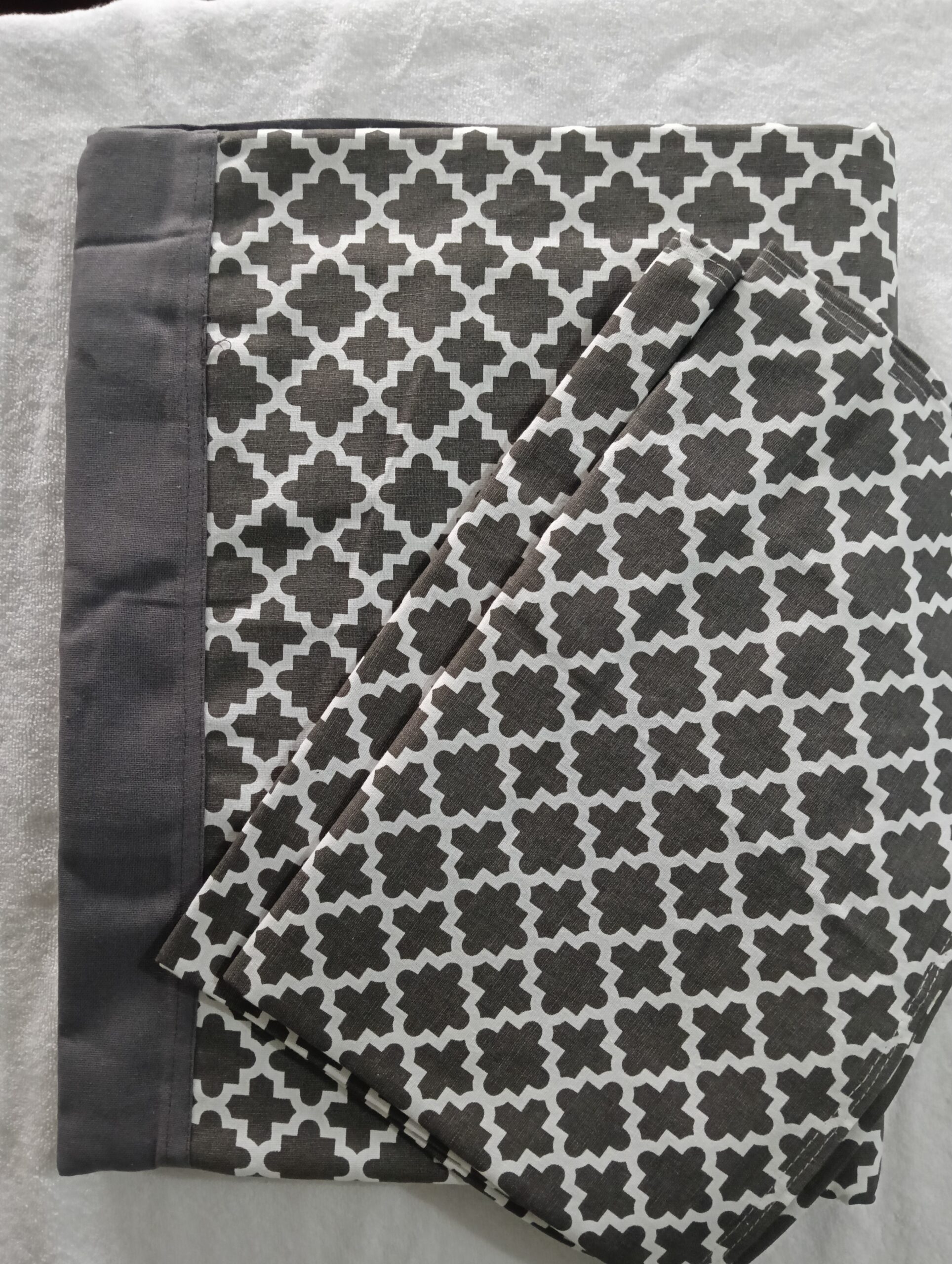 pure cotton queen size boarder bedsheet with 2 pillow covers pure cotton queen size boarder bedsheet with 2 pillow covers