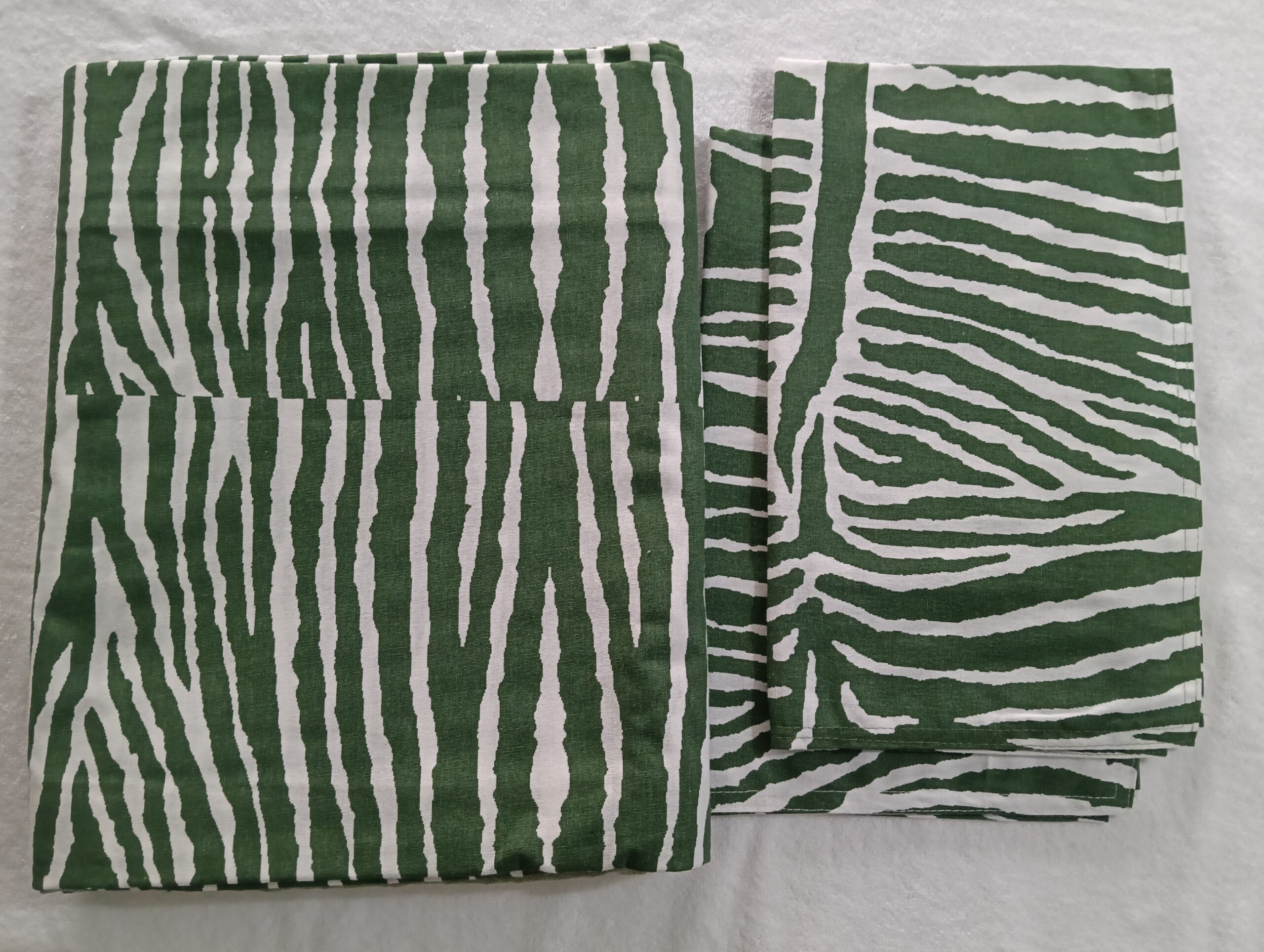 pure cotton queen size boarder bedsheet with 2 pillow covers pure cotton queen size boarder bedsheet with 2 pillow covers