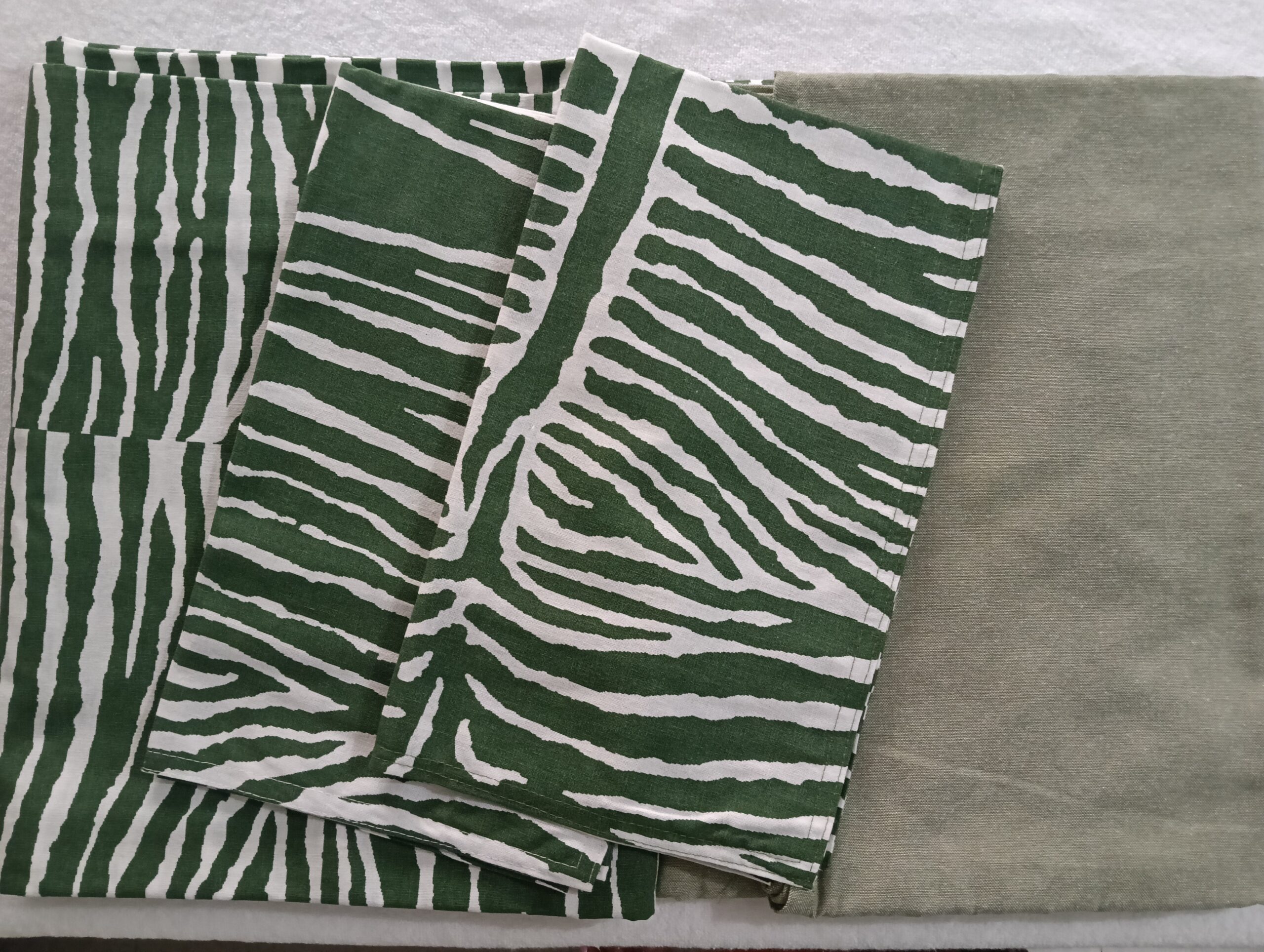 pure cotton queen size boarder bedsheet with 2 pillow covers pure cotton queen size boarder bedsheet with 2 pillow covers