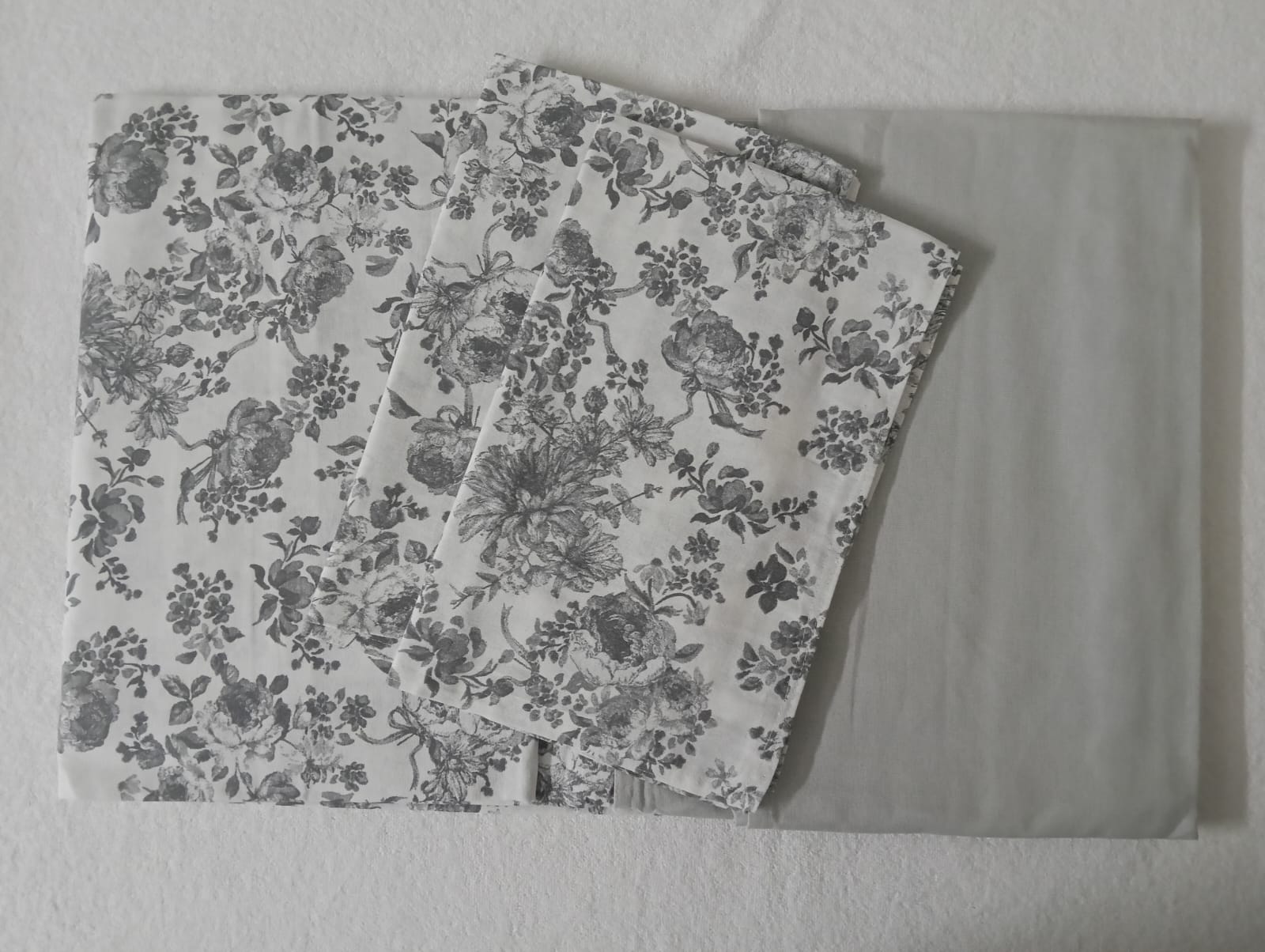 pure cotton queen size boarder bedsheet with 2 pillow covers pure cotton queen size boarder bedsheet with 2 pillow covers