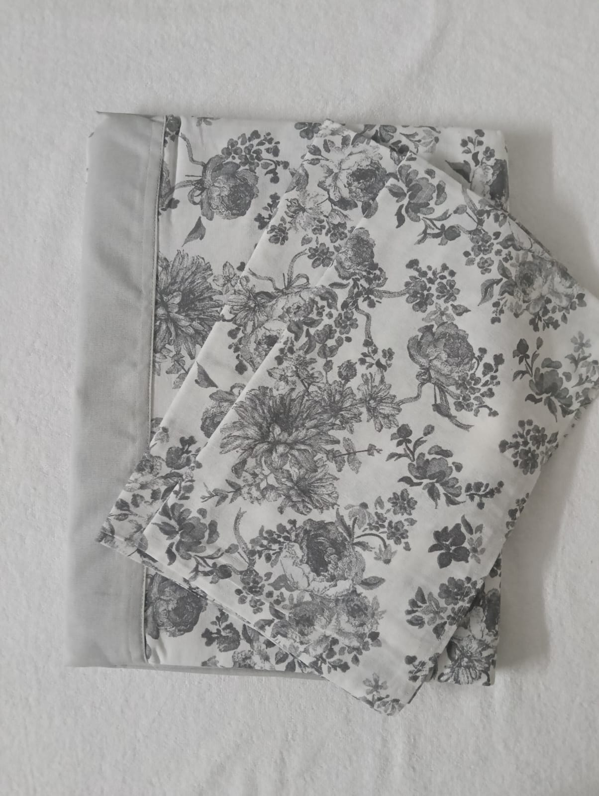 pure cotton queen size boarder bedsheet with 2 pillow covers pure cotton queen size boarder bedsheet with 2 pillow covers